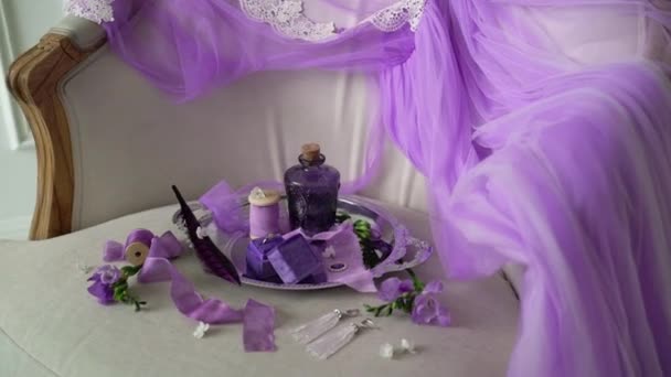 Bandeja violeta com garrafa, anel de jóias e lingerie — Vídeo de Stock