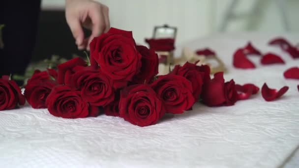 Young woman making bouquet — Stock Video