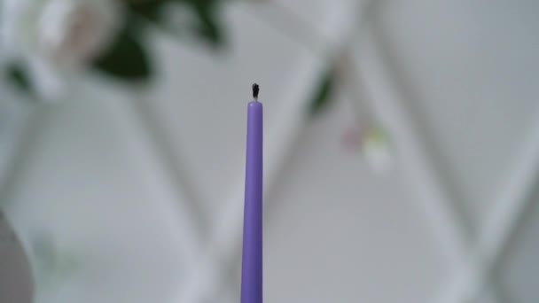 Bougie violette feu femme 