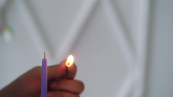 Bougie violette feu femme 