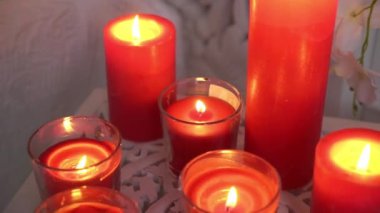 Ateş kırmızı mumlar