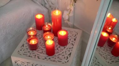 Ateş kırmızı mumlar