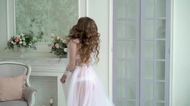 Beyaz iç çamaşırı çember genç güzel kadın