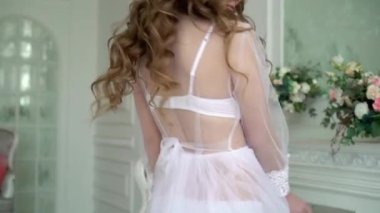 Beyaz iç çamaşırı çember genç güzel kadın