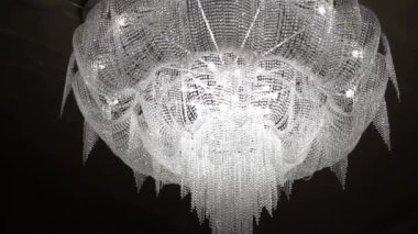 Bir salonda büyük avize