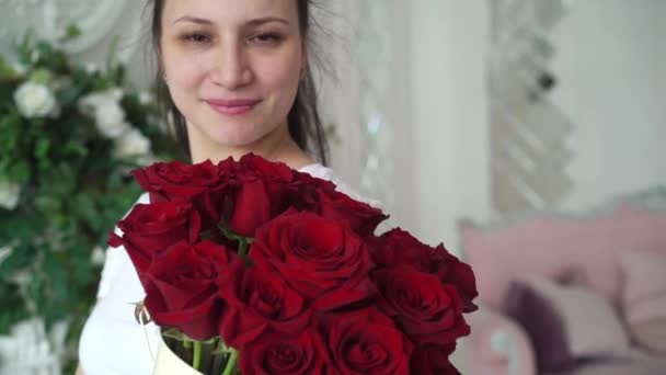 Giovane donna con mazzo di rose rosse — Video Stock
