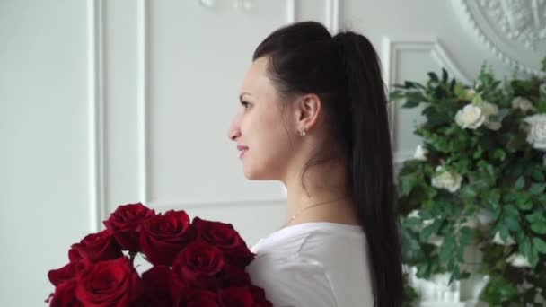 Mujer joven con ramo de rosas rojas — Vídeos de Stock