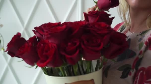 Mujer joven con ramo de rosas rojas — Vídeo de stock