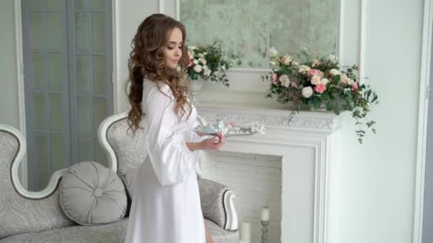 Молода красива жінка позує в білій білизні — стокове відео