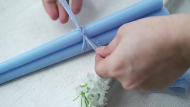 Decorating candles with ribbons — Stock Video