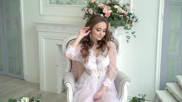 Tineri femeie frumoasă pozând în lenjerie albă — Videoclip de stoc