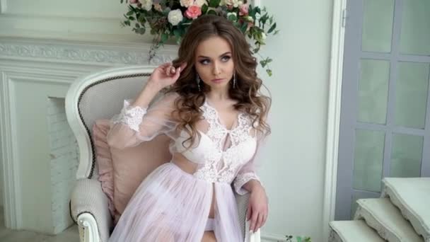 Tineri femeie frumoasă pozând în lenjerie albă — Videoclip de stoc