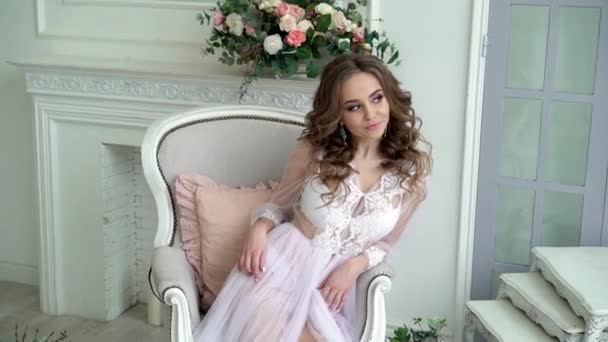 Jovem bela mulher posando em lingerie branca — Vídeo de Stock