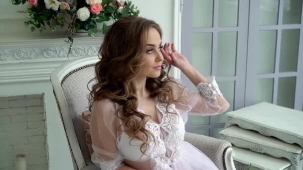 Молода красива жінка позує в білій білизні — стокове відео