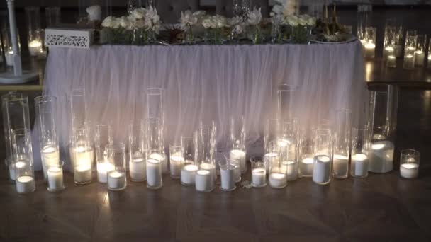 Décoration de fête de mariage avec des bougies — Video