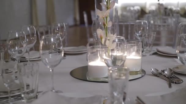 Dekorasjon av bryllupsfest med stearinlys – stockvideo