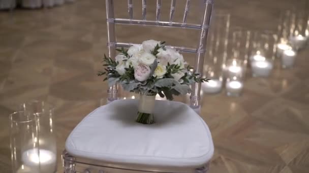 Bouquet da sposa sulla sedia — Video Stock