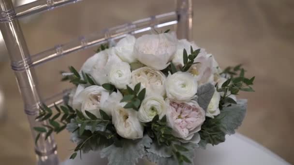 Wedding bouquet on chair — Stock Video