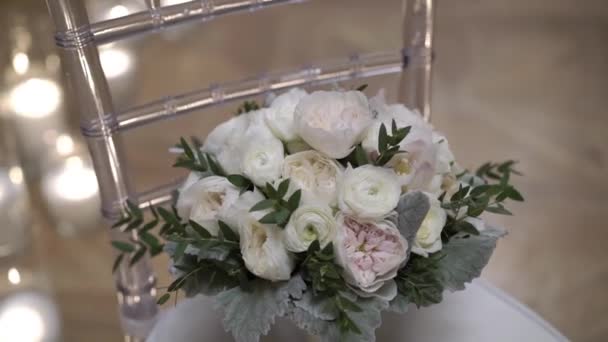 Bouquet de mariage sur chaise 