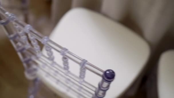 Chaises dans le restaurant 