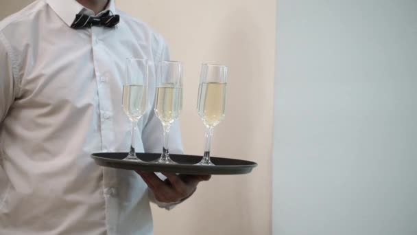 Číšník s sklenic šampaňského — Stock video