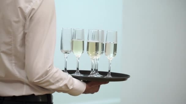 Garçom com copos de champanhe — Vídeo de Stock