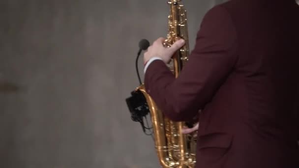 Saxofonista en la fiesta — Vídeo de stock