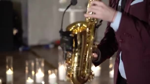 Saxofonista en la fiesta — Vídeo de stock