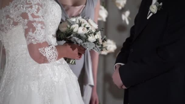nevěsta a ženich na svatebním obřadu