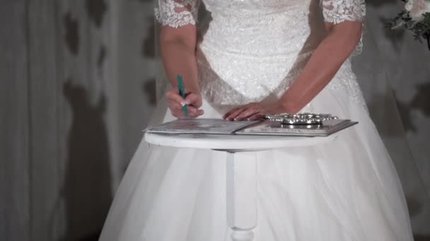 Signature des documents de la mariée — Video