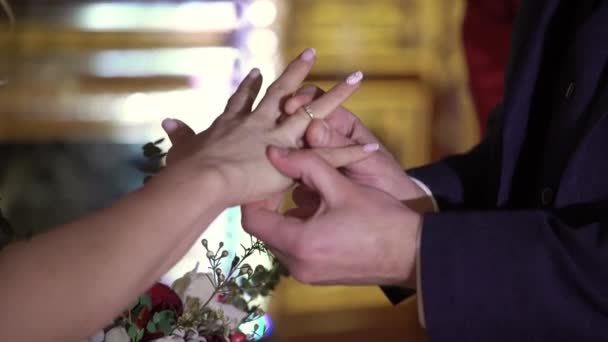 Para ślub wymiany obrączek ślubnych — Wideo stockowe