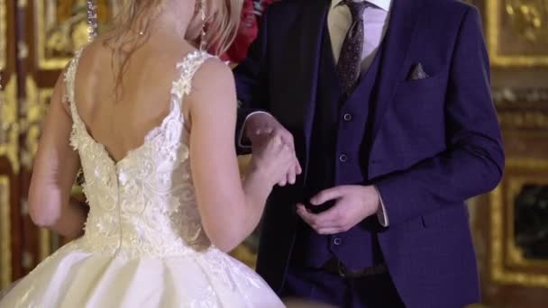 Свадебная пара обменивается обручальными кольцами — стоковое видео