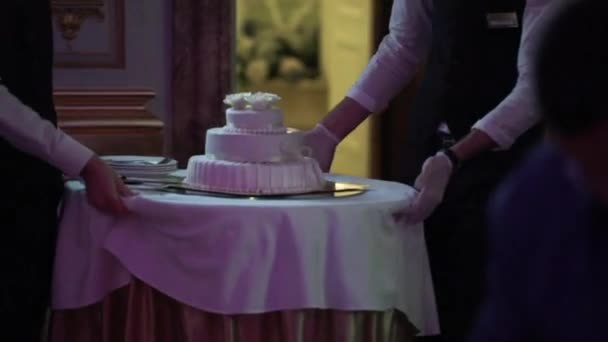Číšník s bílým oslavu dort — Stock video