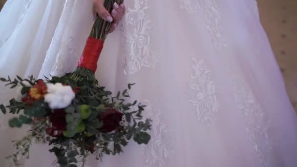 Bruid met bruiloft boeket — Stockvideo