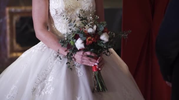 Sposa tenuta bouquet da sposa — Video Stock