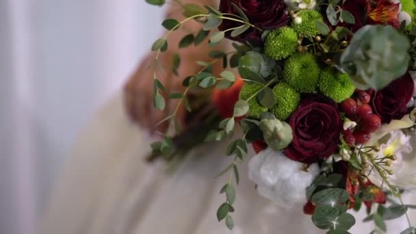 Menyasszonyi csokor menyasszony kezében — Stock videók