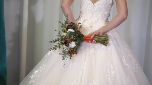 Свадебный букет в руках невесты — стоковое видео