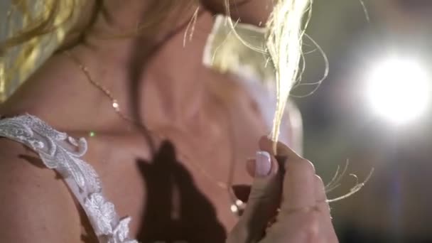 Femeia în rochie albă atingându-și părul — Videoclip de stoc