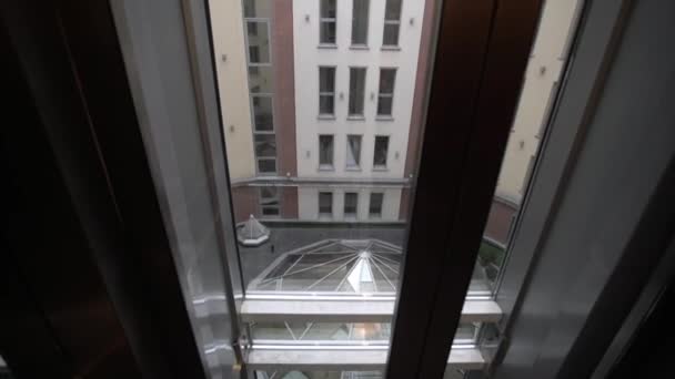 Usando elevador de vidro — Vídeo de Stock