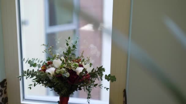 Menyasszonyi csokor közelében ablak — Stock videók