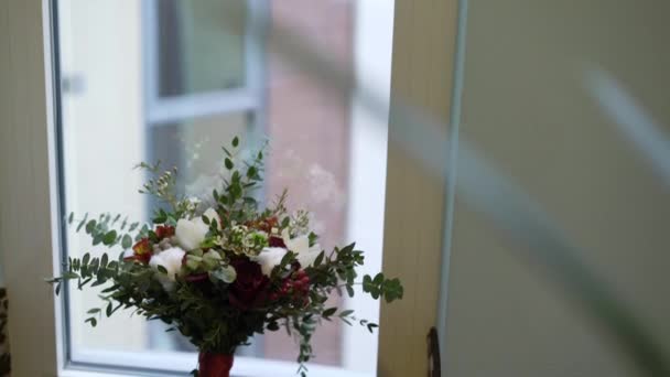 Bukiet ślubny w pobliżu okna — Wideo stockowe