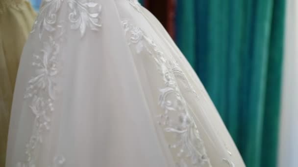 Weißes Brautkleid — Stockvideo