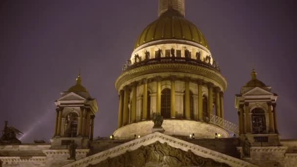 Isaacs-katedralen på vinternatt — Stockvideo