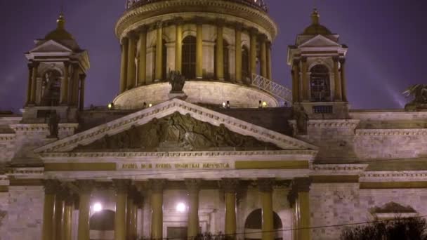 Isaacs kathedraal in de winternacht — Stockvideo