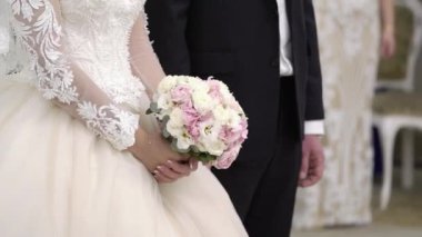Gelin ve damat düğün töreninde.