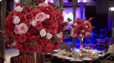 Partide kırmızı çiçek dekorasyon