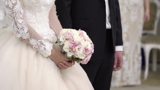 Наречений і наречений на церемонії одруження — стокове відео