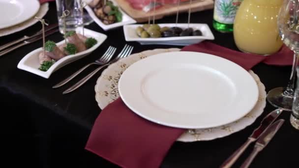 Placa en servilleta roja en restaurante — Vídeos de Stock