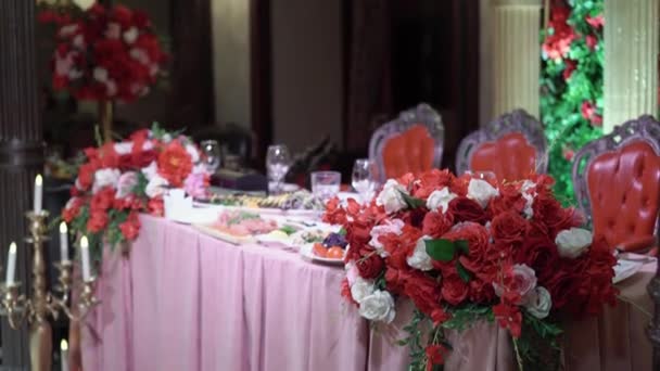 Κόκκινα άνθη διακόσμησης στο πάρτι — Αρχείο Βίντεο