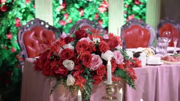 Flores vermelhas decoração na festa — Vídeo de Stock